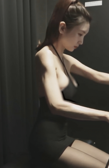
피아노 치는데 내려가는 롤코 누나
