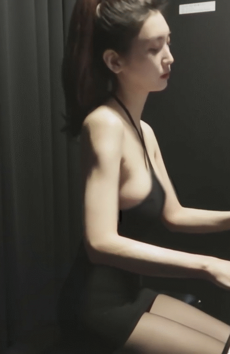 
피아노 치는데 내려가는 롤코 누나
