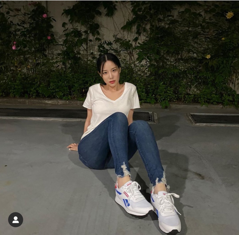 
길바닥에 요염하게 앉아있는 처자
