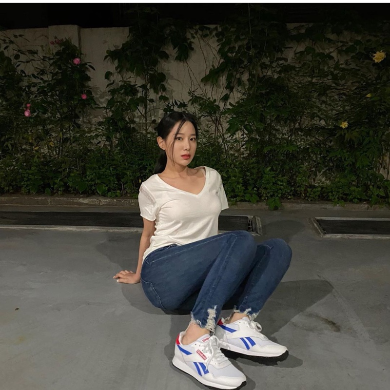 
길바닥에 요염하게 앉아있는 처자
