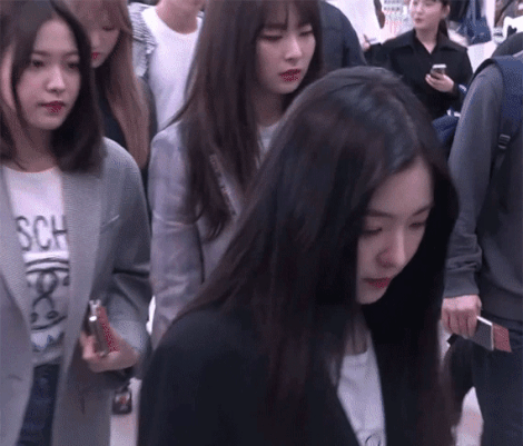 
공항에서 하트 날리는 아이린
