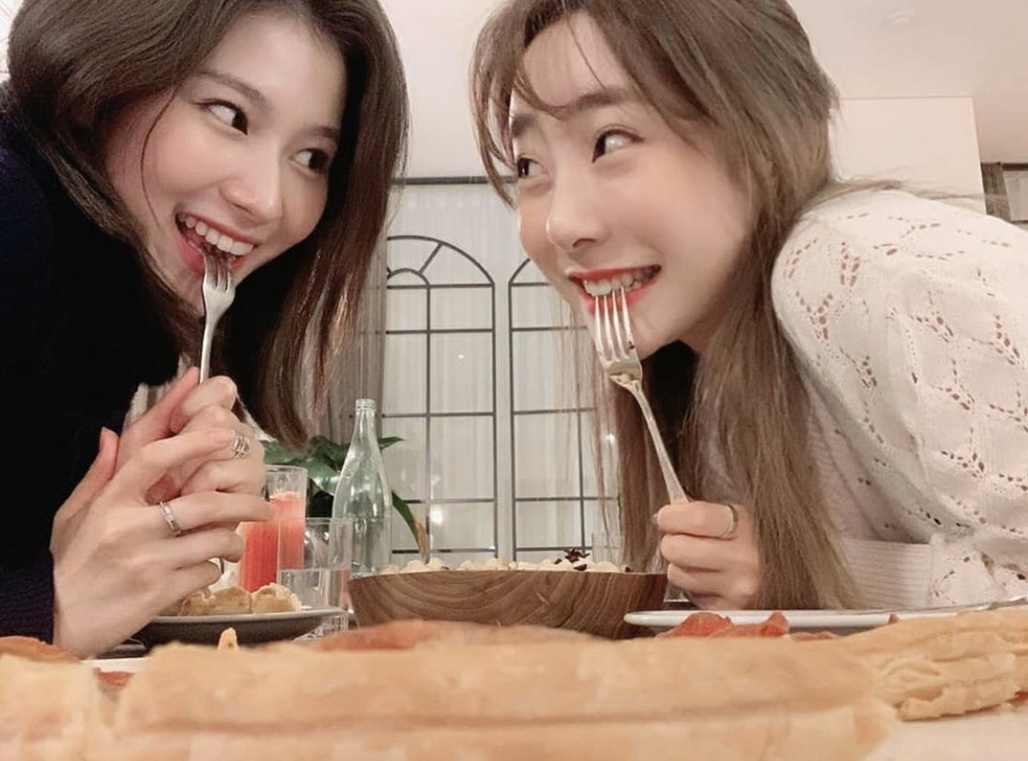 우주소녀와 친목하는 걸그룹들.jpgif
