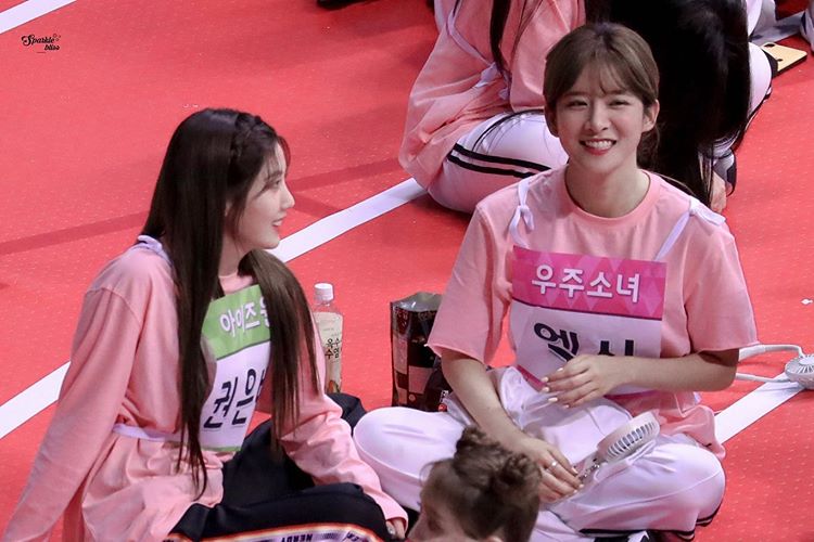 우주소녀와 친목하는 걸그룹들.jpgif