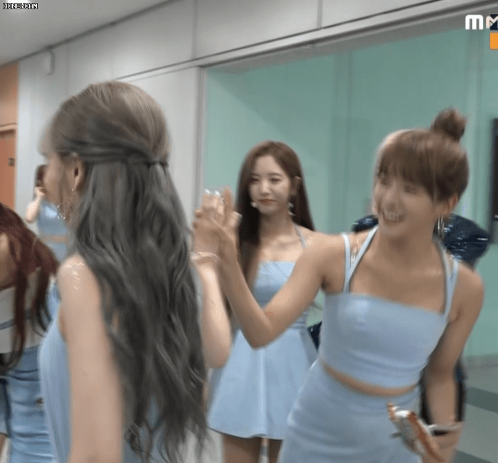 우주소녀와 친목하는 걸그룹들.jpgif