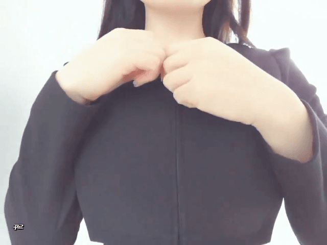 
열어서 보여주는 처자
