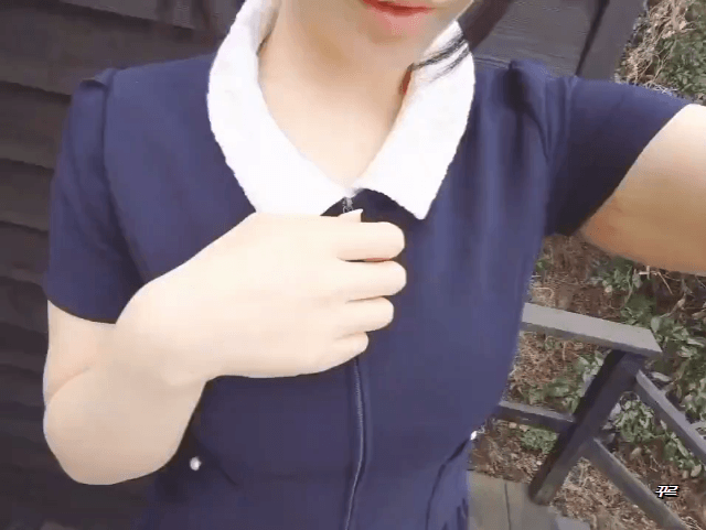 
열어서 보여주는 처자
