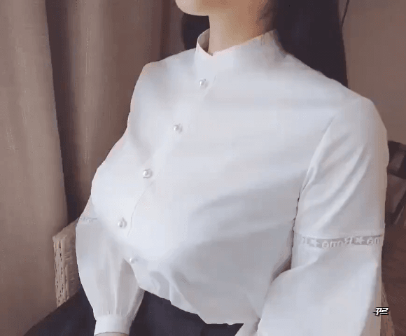 
열어서 보여주는 처자
