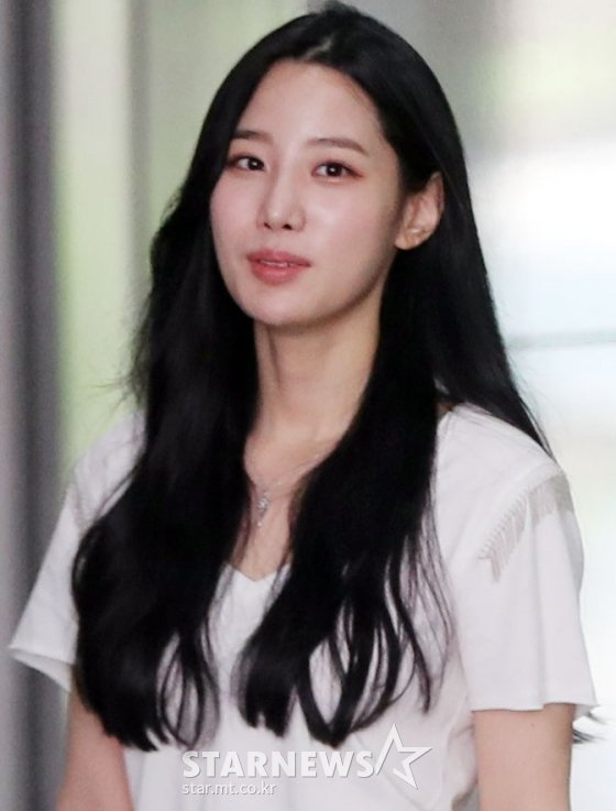
오늘자 흰티에 청바지 입은 처자
