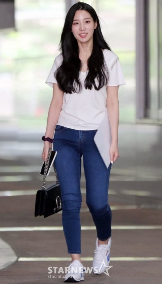 
오늘자 흰티에 청바지 입은 처자
