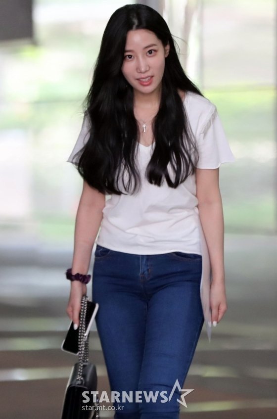 
오늘자 흰티에 청바지 입은 처자
