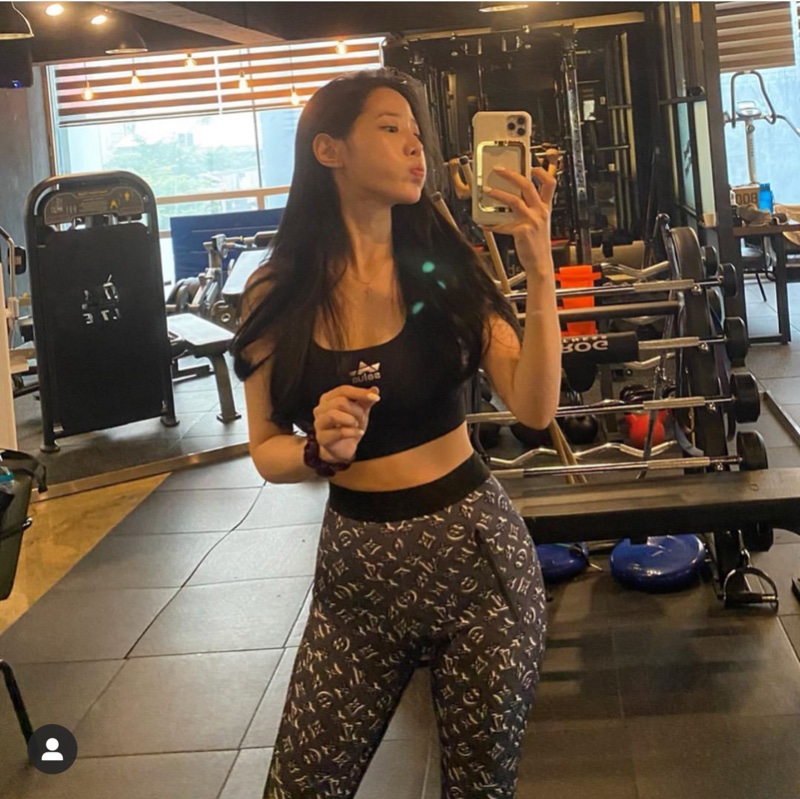 오늘자 레깅스만 입고 헬스장에 나타난 처자