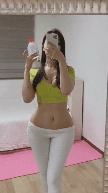 
우유 마시는 처자
