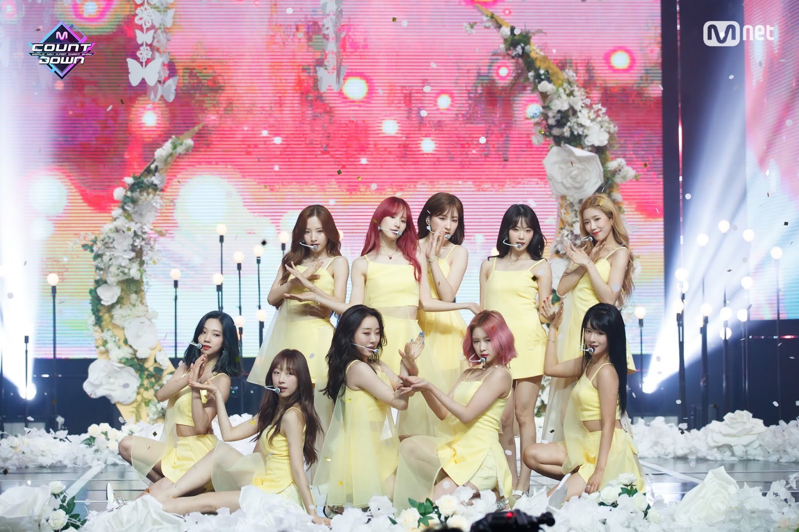 
화려한 조명이 감싸는 우주소녀.gif
