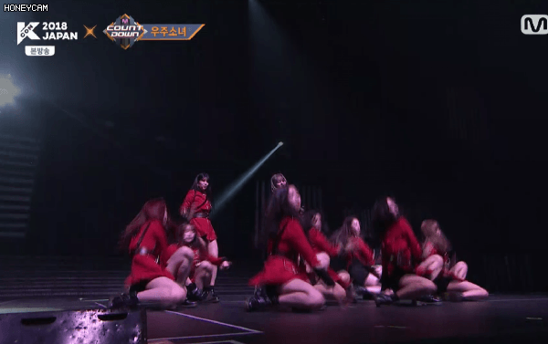 
화려한 조명이 감싸는 우주소녀.gif
