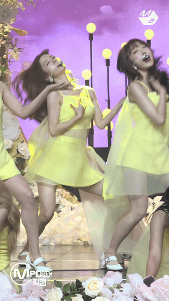
화려한 조명이 감싸는 우주소녀.gif
