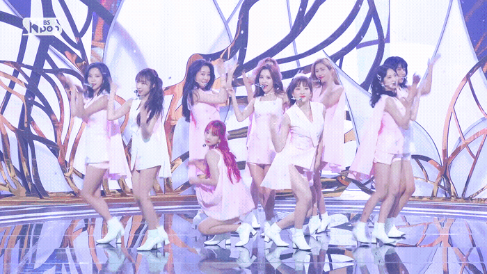 
화려한 조명이 감싸는 우주소녀.gif
