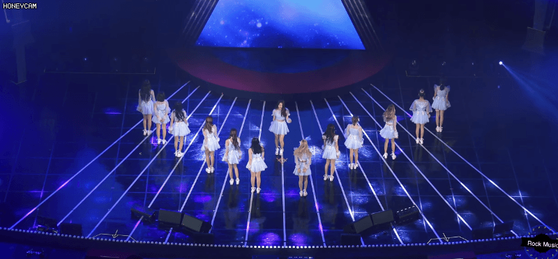 
화려한 조명이 감싸는 우주소녀.gif
