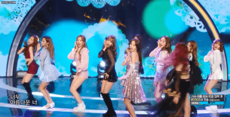 
화려한 조명이 감싸는 우주소녀.gif
