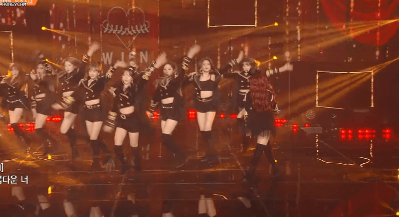 
화려한 조명이 감싸는 우주소녀.gif
