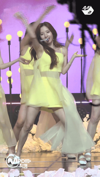 
춤선이 아름다운 여돌1위한 우주소녀 보나.gif
