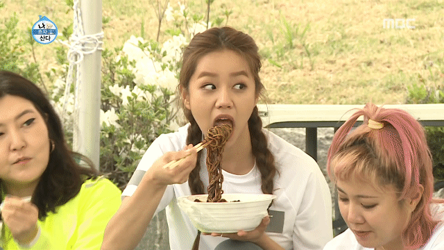 
짜장면 먹는 걸스데이 혜리
