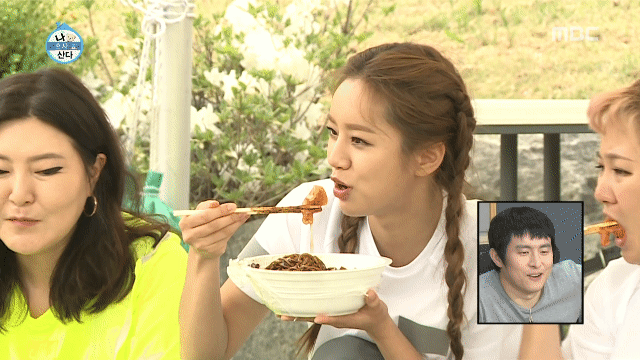 
짜장면 먹는 걸스데이 혜리
