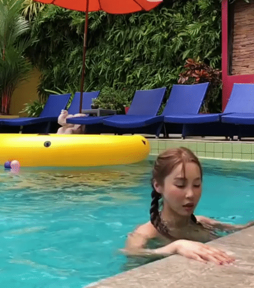 
수영장에서 나올 때
