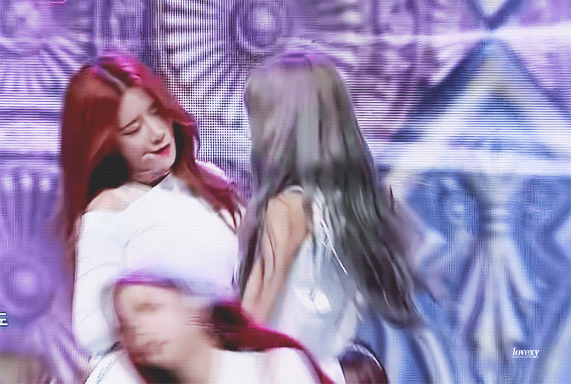 페어안무 맛집 우주소녀.gif