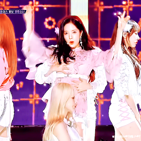 페어안무 맛집 우주소녀.gif