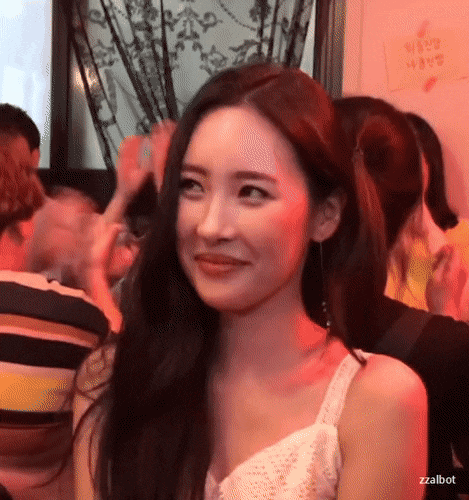 소주 마시는 선미.GIF