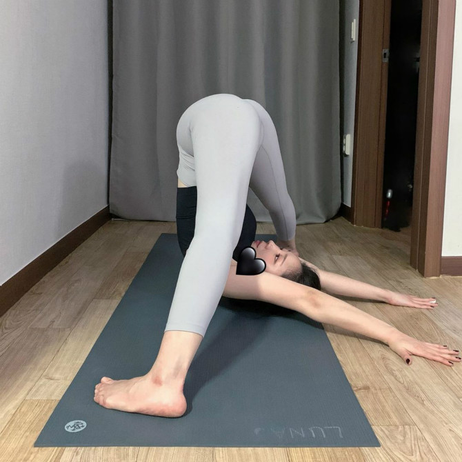 
요가하는 처자
