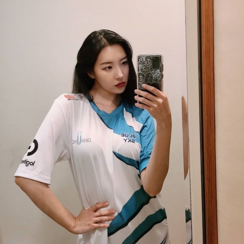 
유니폼 입은 선미
