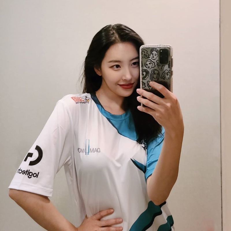 
유니폼 입은 선미
