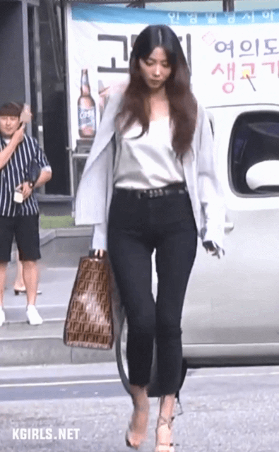 
올해 41살 된 여배우.gif
