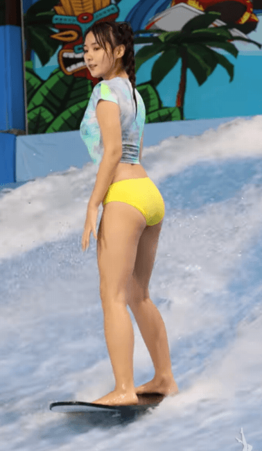 
서핑하는 처자
