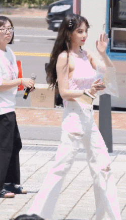 
퇴근길의 현아.gif
