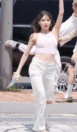 
퇴근길의 현아.gif
