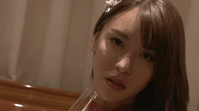 몸에 삼페인 바르는 이상한처자 1.gif