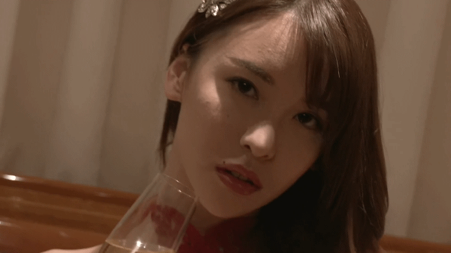 몸에 삼페인 바르는 이상한처자 1.gif