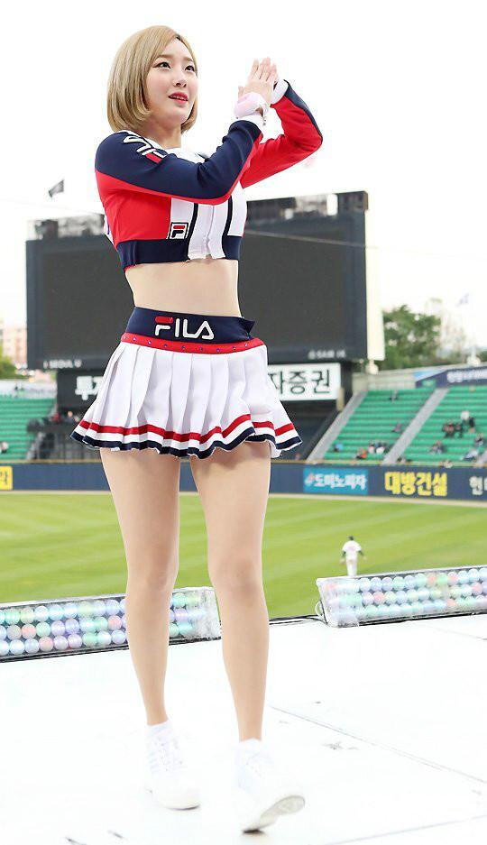 
라인과 발목이 예쁜 치어리더.jpgif
