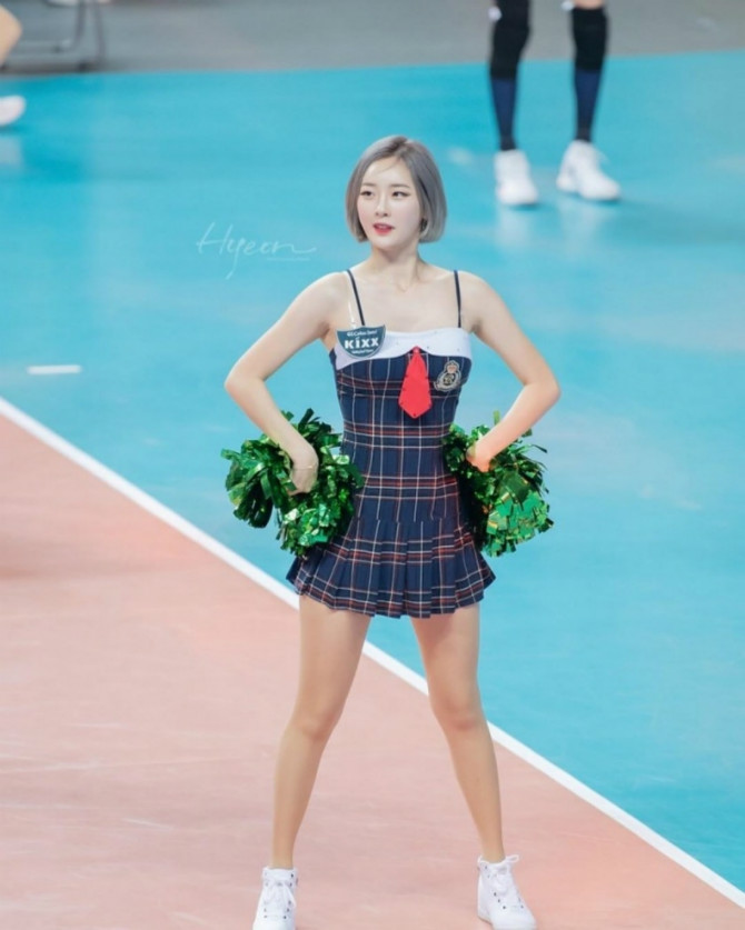 
라인과 발목이 예쁜 치어리더.jpgif
