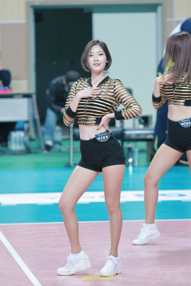 
라인과 발목이 예쁜 치어리더.jpgif
