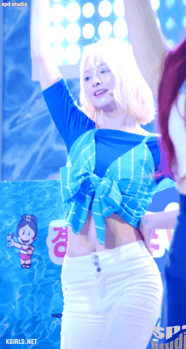 
프로미스나인 이나경 땀 맺힌 허리라인
