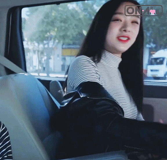 라이더자켓 벗는 에이프릴 진솔이.gif