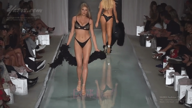 
헐리웃배우 Charlotte McKinney
