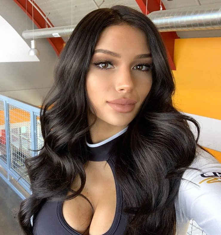 
모델 rebecca karalash
