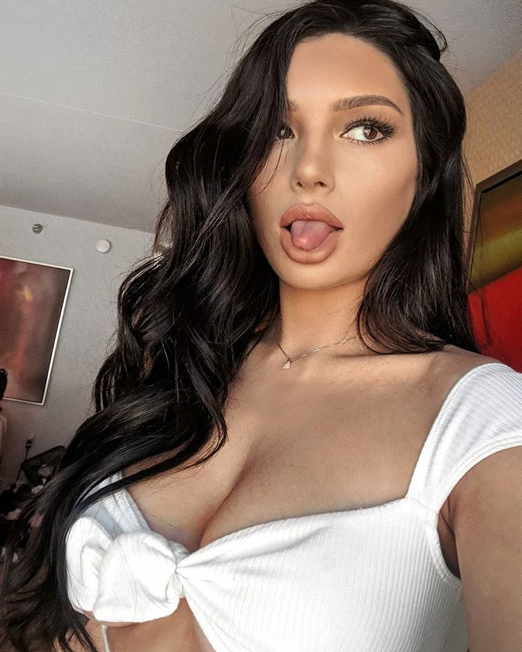 
모델 rebecca karalash
