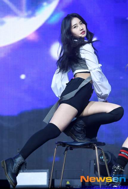 
에버글로우 김시현 의자댄스.jpg
