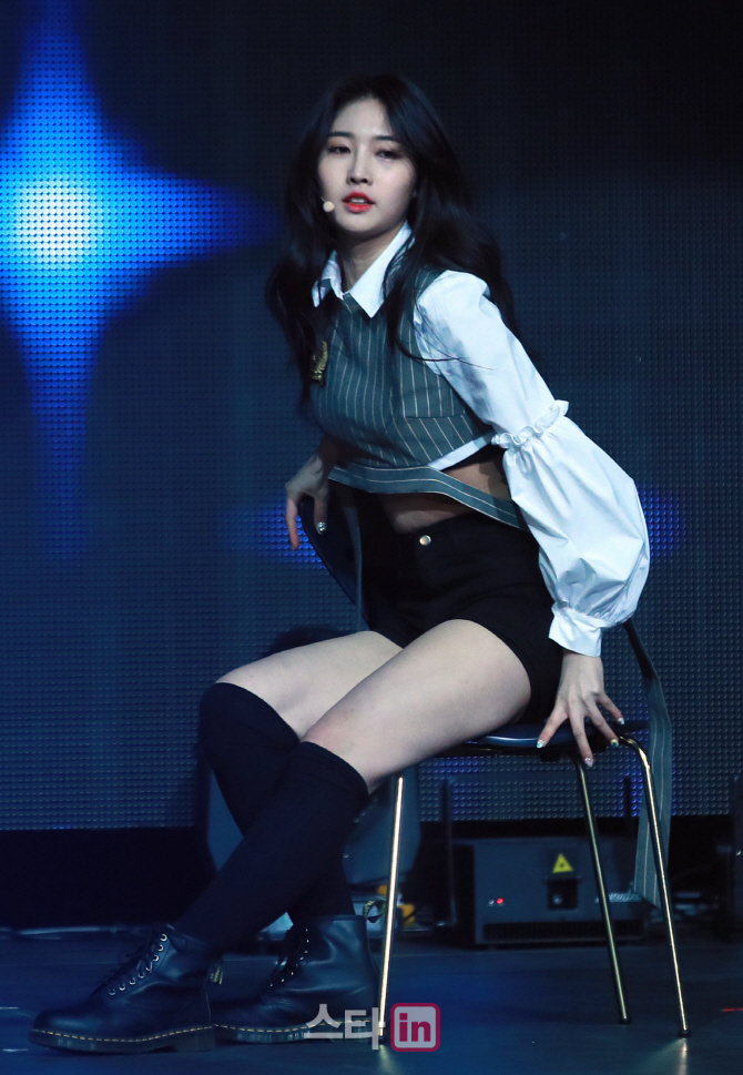 
에버글로우 김시현 의자댄스.jpg
