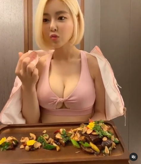 
DJ소다, 뻥 뚫린 비키니 입고 ‘꽃먹방’
